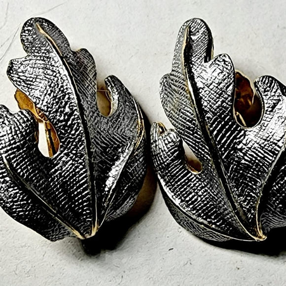 Vintage Castlecliff textured silver leaf gold trim clip on earrings see notes - Picture 6 of 8
